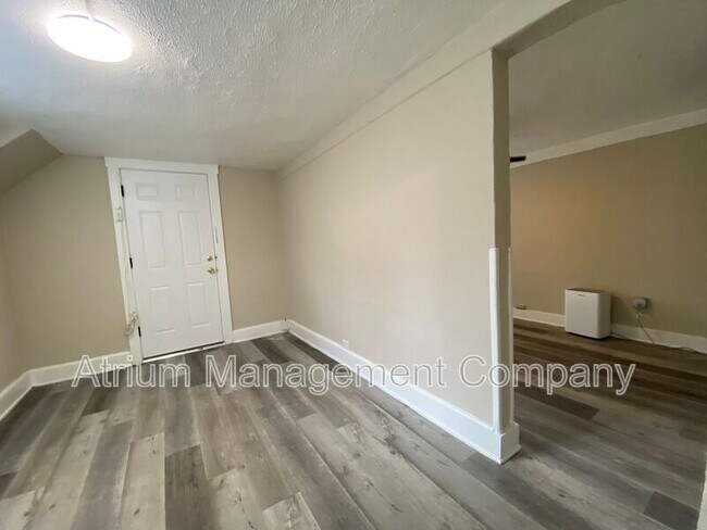 Foto del edificio - 109 James Ave