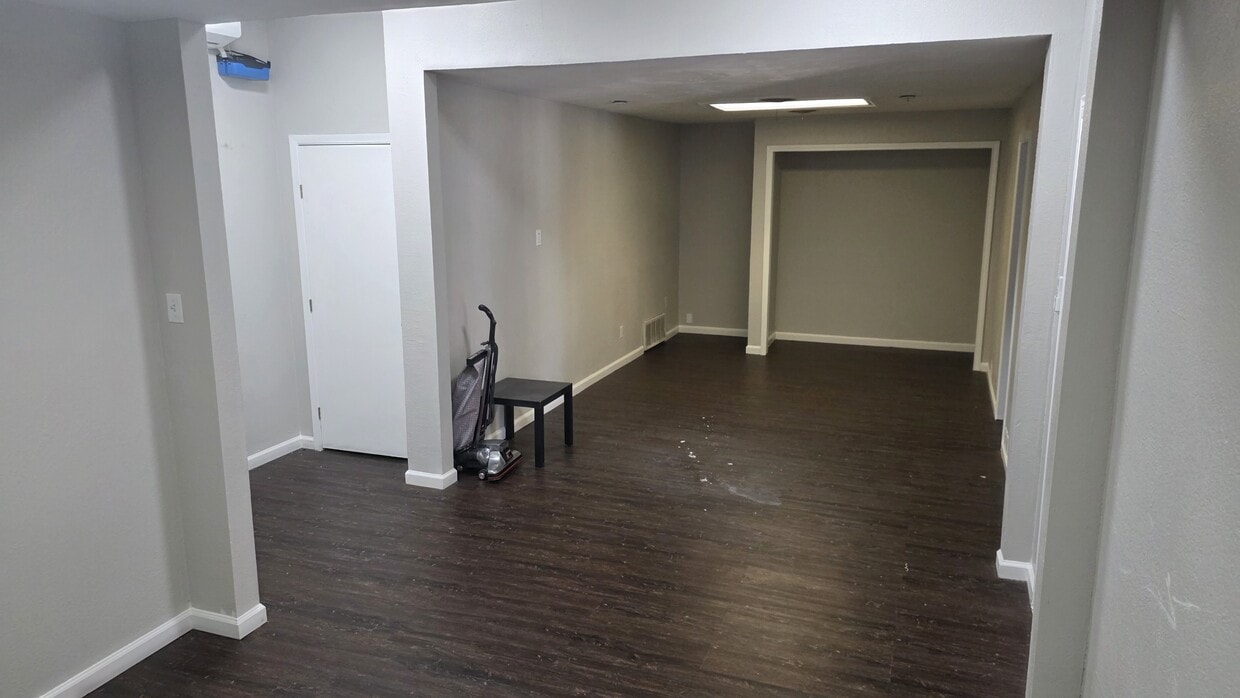 Building Photo - 7235 Glenview Dr