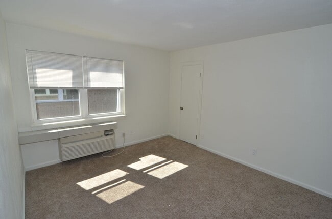 Building Photo - 1 Bedroom 2nd Floor Apartment