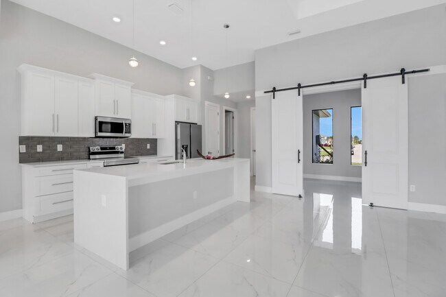 Building Photo - 1215 SW 21st Ave