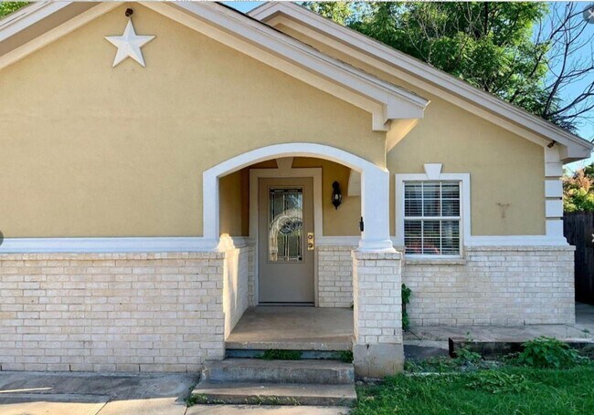 Foto del edificio - Spacious 2 Bed, 1 Bath Home in Riverside R...