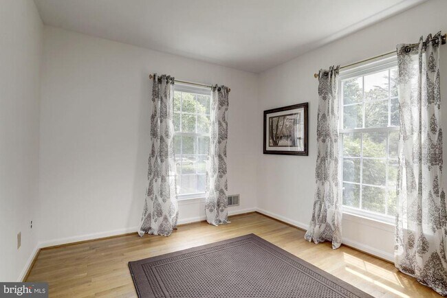 Foto del edificio - 10239 Gainsborough Rd