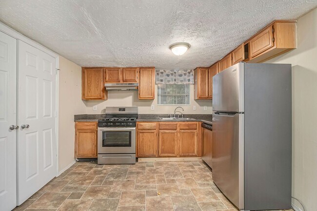 Building Photo - 3 Bedroom 2 Bath Home