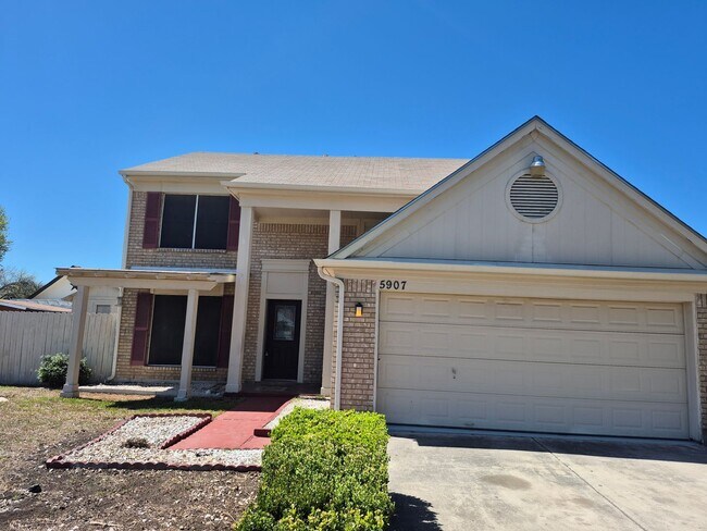 Foto del edificio - 5907 Deer Lake Dr