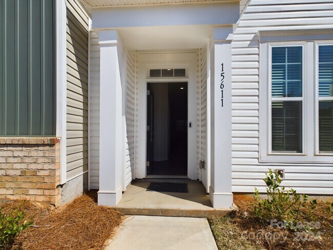 Building Photo - 15611 Country House St