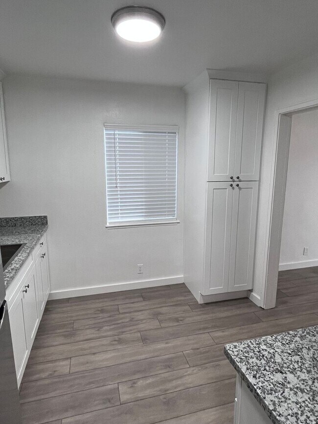 Foto del edificio - NICE UPDATED DUPLEX IN SACRAMENTO!!