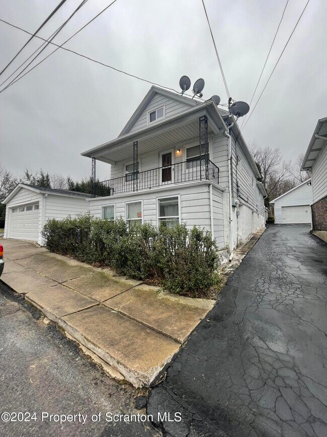 Building Photo - 1849 Clearview St