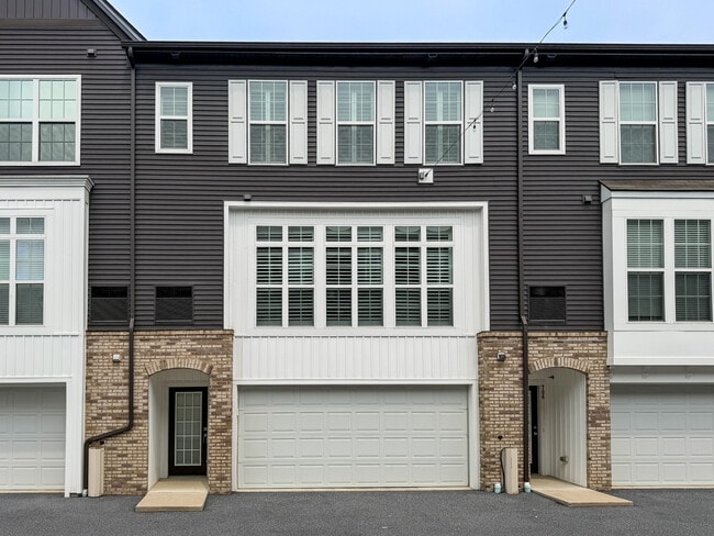 Building Photo - 708 Mayer Pl