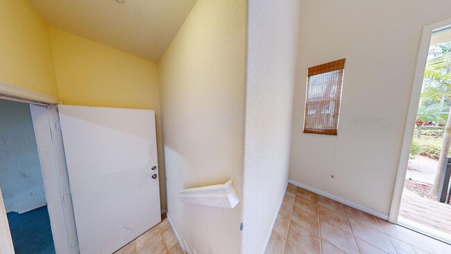 Foto del edificio - Modern Style Tri-Level Townhome 2BR/ 2.5BA...