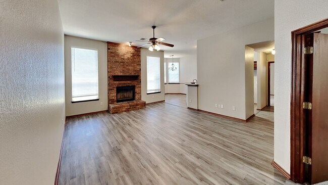Foto del edificio - Nice 3 Bedroom 2 Bathroom Home with Storm Shelter and Office!