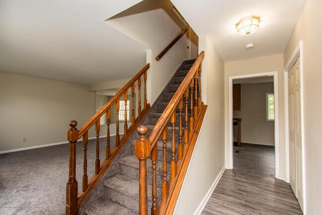 Building Photo - 15 Laureldale Ct