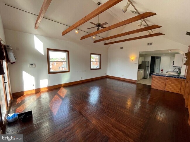 Foto del edificio - 100 W Brown St