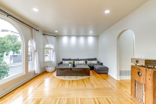 3232 Divisadero St