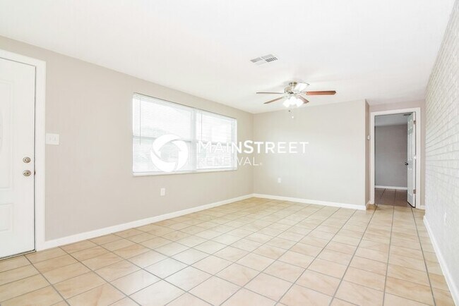 Building Photo - 3 Bedroom Pet-Friendly Home in Port Richey...