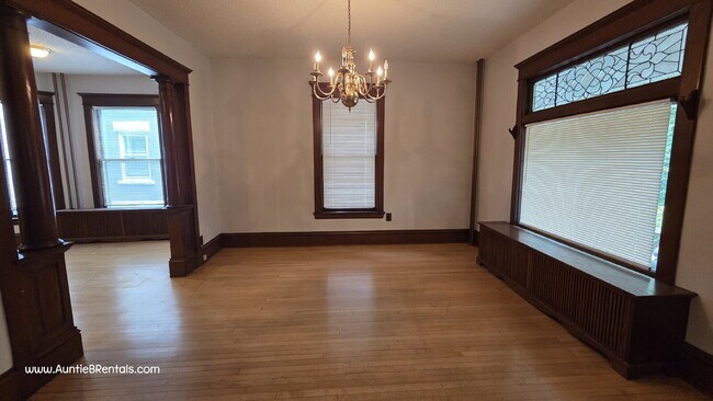 Foto del edificio - 3 bed - 1 bath One block from Grand Ave in...
