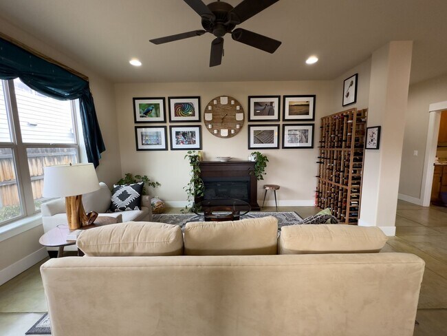 Building Photo - Beautiful Talent home w/bonus room and off...