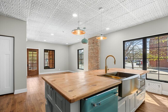 Building Photo - 400 N. 9th-4TH OFFSET