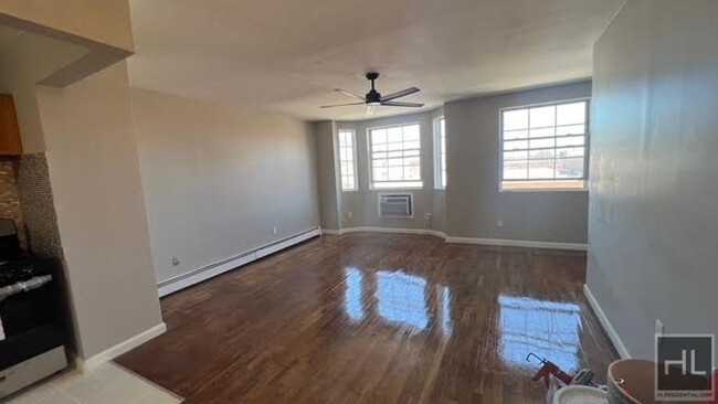 Building Photo - FRESHLY  RENOVATED 3 BEDROOMS/2 FULL BATHR...