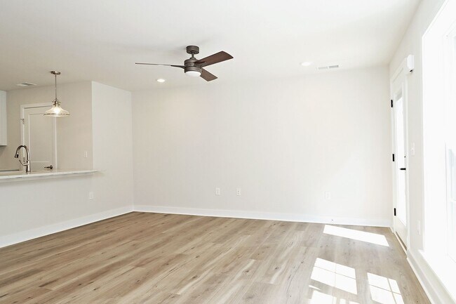 Foto del edificio - Dog-Friendly End-Unit Apartment
