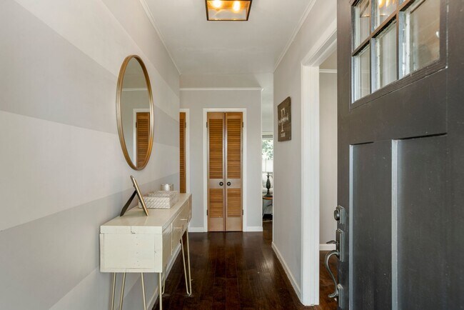 Foto del edificio - Gorgeous Mid-Century Home Newly Renovated From Top To Bottom - Inside And Outside - With Newer Wi...