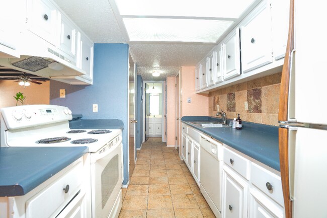 Building Photo - 6201 Escondido Dr