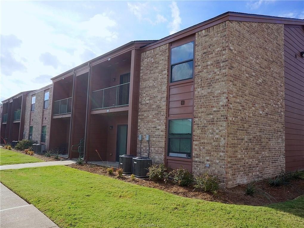 Second floor, end unit - 904 University Oaks Blvd