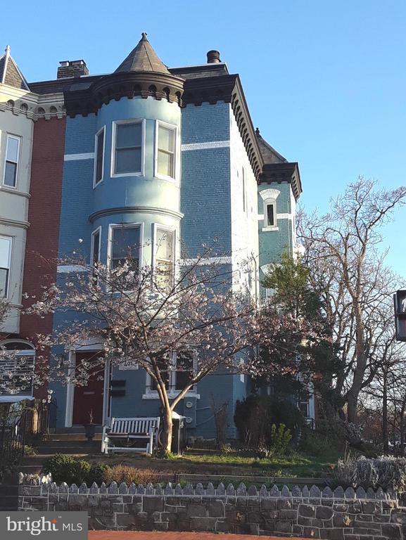 Foto principal - 323 1/2 E St NE