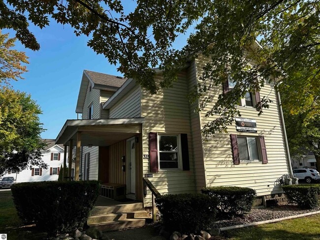 Building Photo - 315 E Bellows St