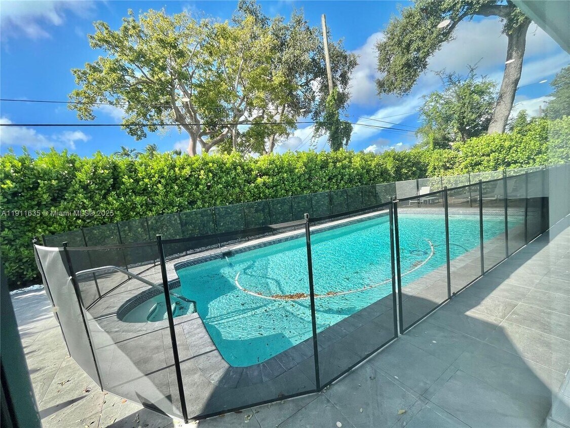 Foto principal - 575 NE 179th Dr