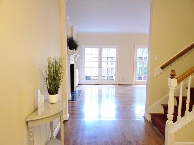 Building Photo - 201 Vanderpool Ln