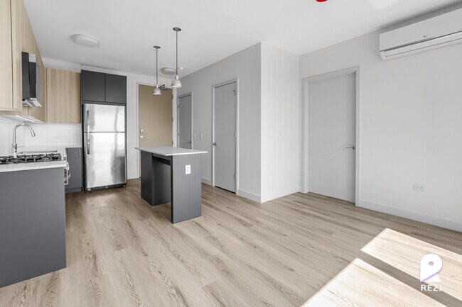 Foto del edificio - 670 N May St