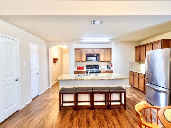 Foto del edificio - 4 Bedroom and 2 bath Single Family Home in...