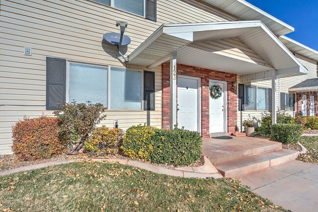 Building Photo - Beautiful 2 bed 1.5 bath townhome with 2 c...