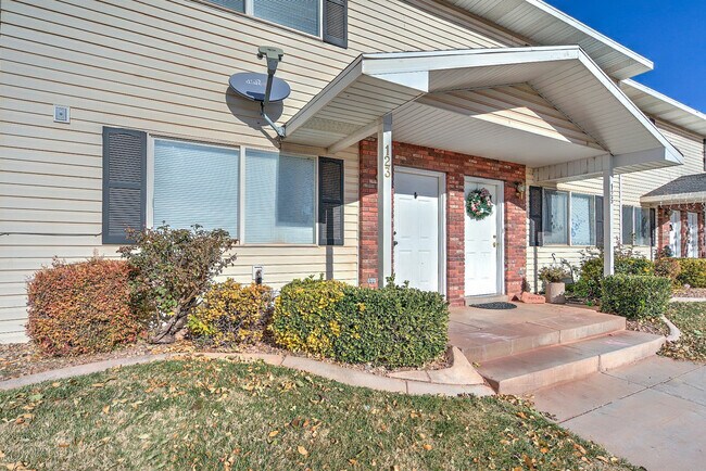 Foto del edificio - Beautiful 2 bed 1.5 bath townhome with 2 c...