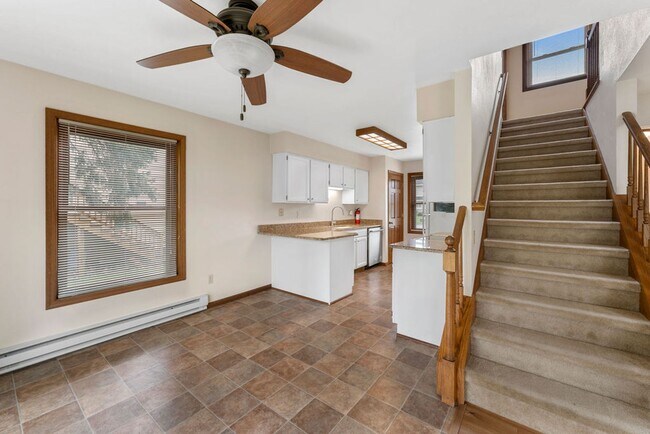 Foto del edificio - Perfect Townhome with Garage. PETS WELCOME
