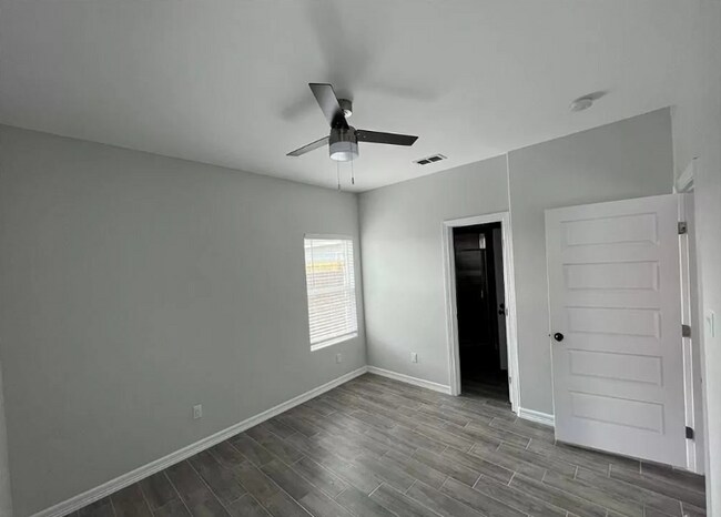 Foto del edificio - 913 W La Pointe Ave