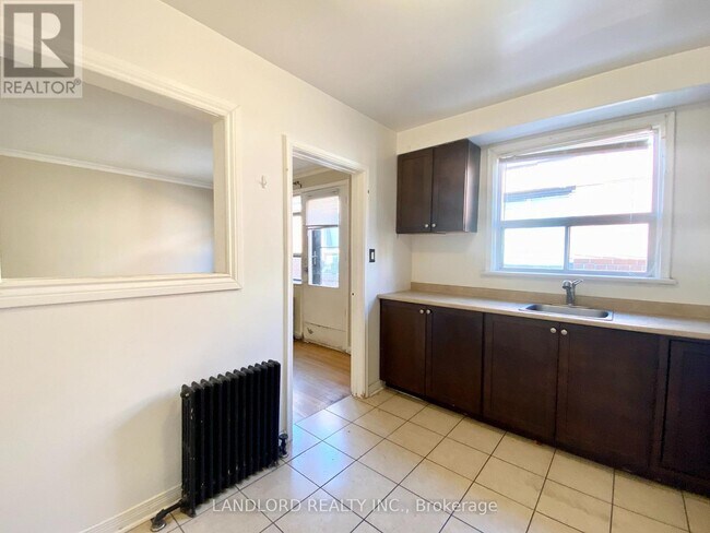 Photo du bâtiment - 5126-5126 Dundas St W