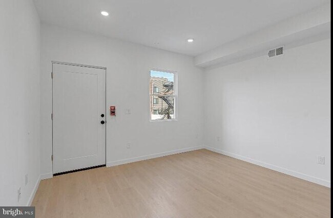Building Photo - 812 N Holly St