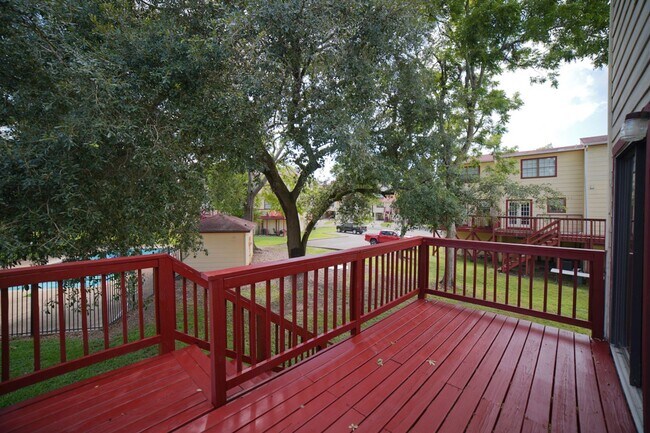 Foto del edificio - 3 Bed / 2 Bath NEXT to Doak!!