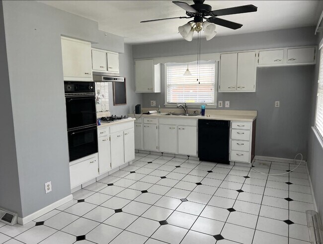 Building Photo - 318 Meadowbrook Dr
