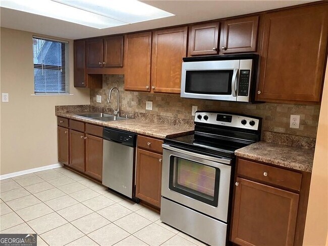 Building Photo - 2207 Surrey Ct
