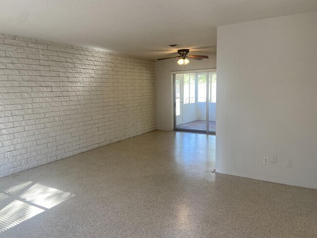 Building Photo - 65 N Capri Dr