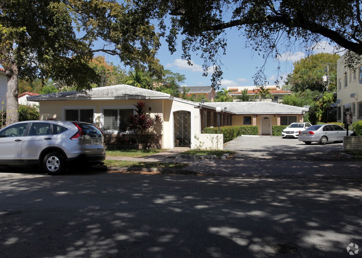 Foto del edificio - 227 Calabria Ave