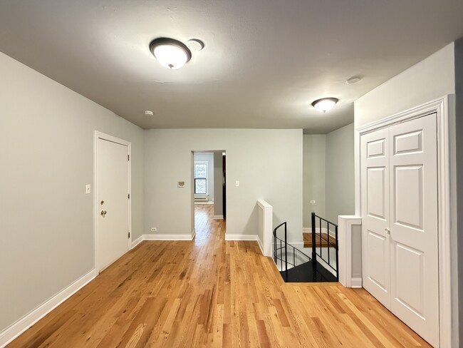 Building Photo - 850 W Cornelia Ave