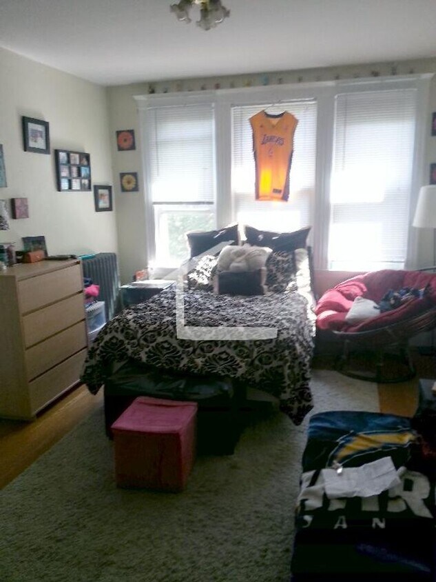 Primary Photo - Nice studio with separate kitchen availabl...