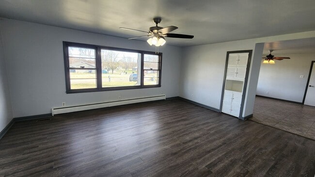 Building Photo - Beautiful, big 3BR rancher with 2 car gar near Lake Shawnee!