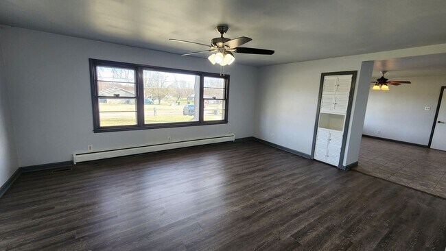 Foto del edificio - Beautiful, big 3BR rancher with 2 car gar near Lake Shawnee!