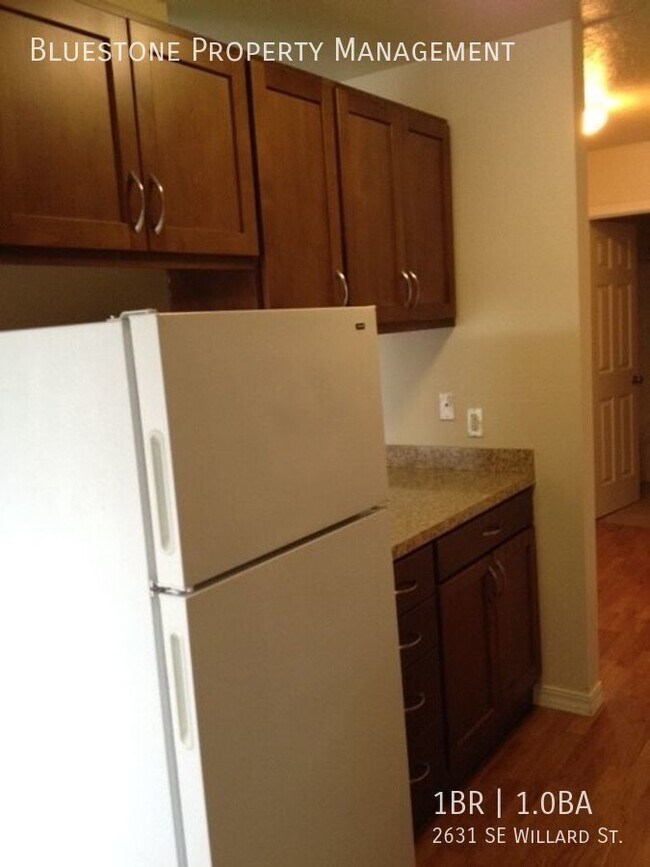 Building Photo - Upper Floor 1 Bedroom near Orange Line