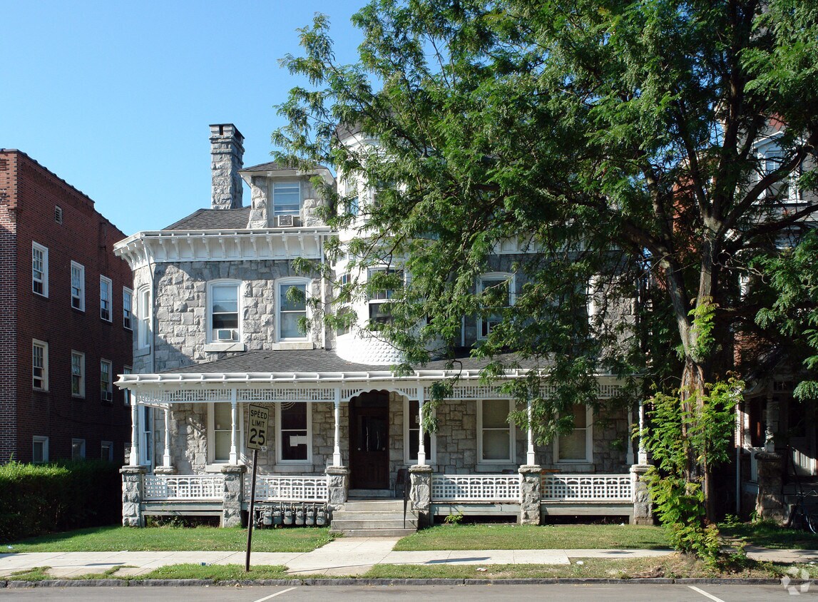 Building Photo - 824 W Main St