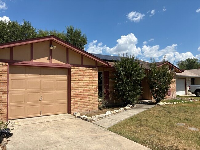 Foto del edificio - Beautiful 4BR 2BA Home w/ Fenced Yard + Garage Parking in Converse